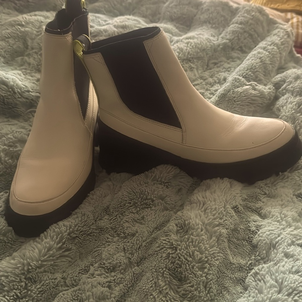 Sorel- Perfect For Winter   Very good condition. Trendy and comfortable